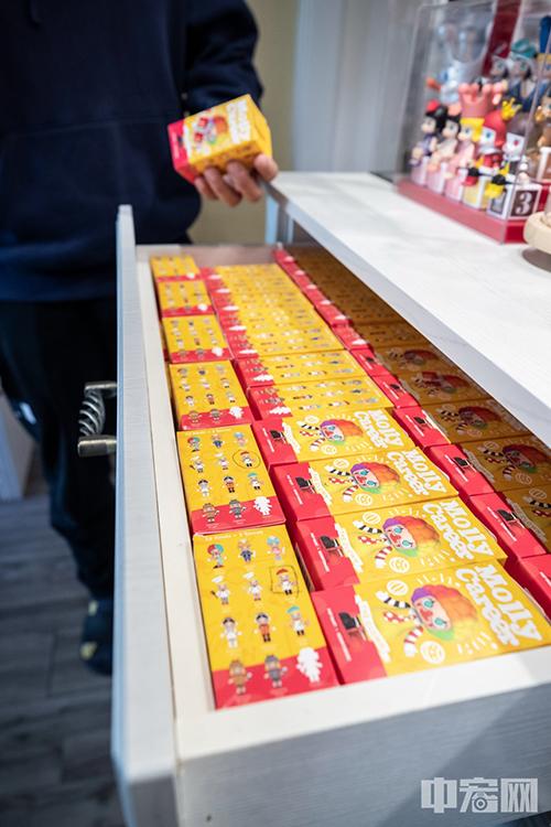 在刚刚过去的双十一,国产品牌泡泡玛特销售排在天猫旗舰店玩具大类